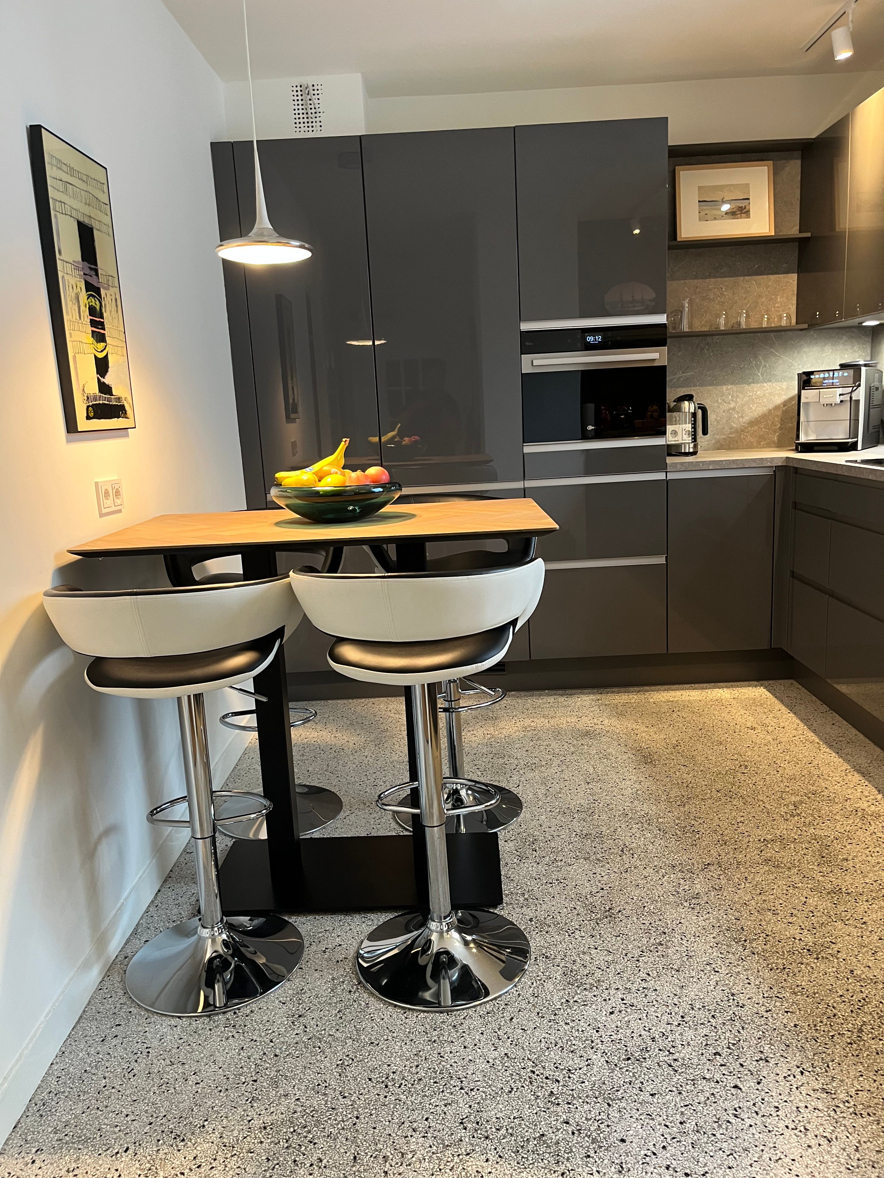 Fully equipped kitchen with an induction hob, an oven and a coffee machine.
